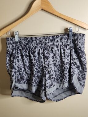 Athleta Mesh Racer Run Mid Rise 4" Short In Grey Cheetah Print. Size M.